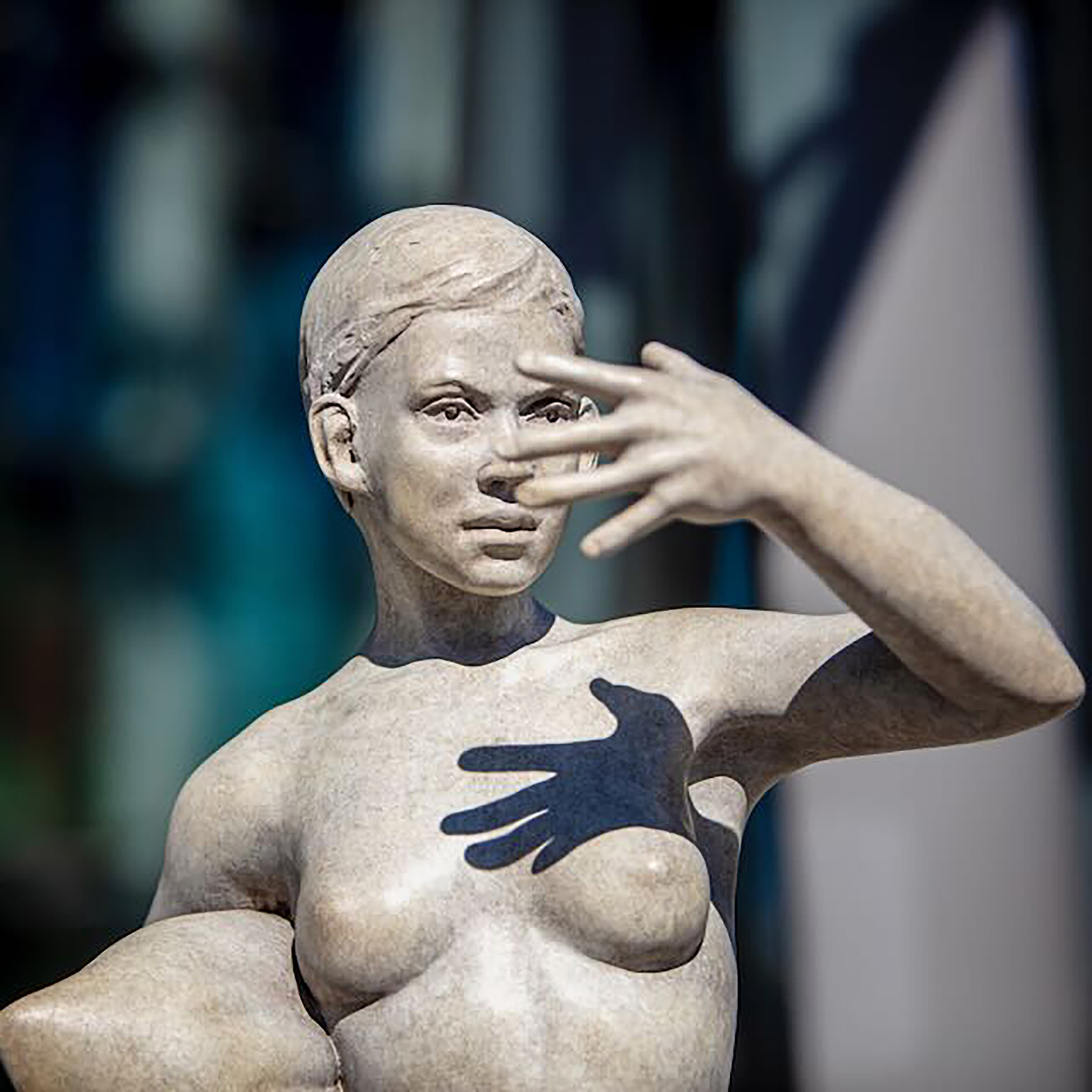 Invisible Girl (bruin patin in galerie)